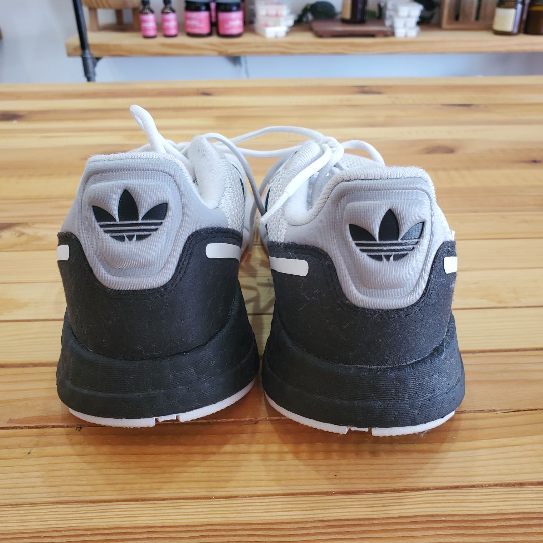 black and white Adidas Sneaker, 4.5