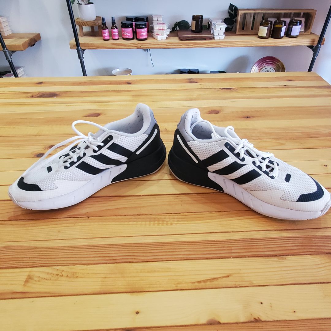 black and white Adidas Sneaker, 4.5